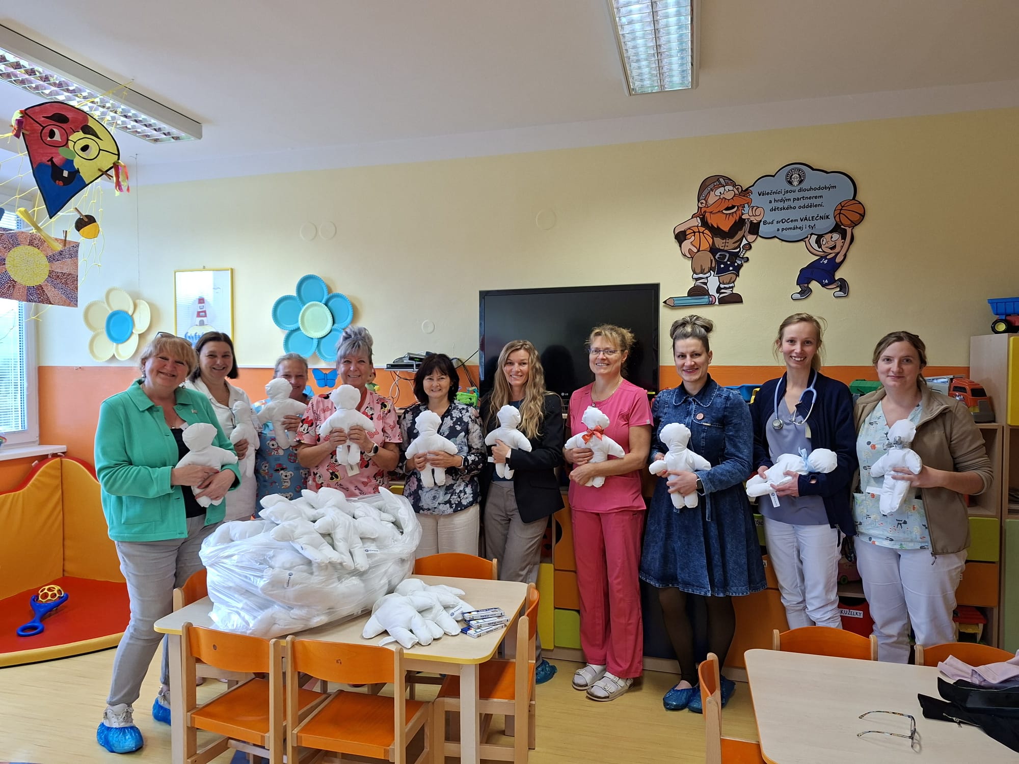 Kiwanis panenky putovaly k dětským pacientům
